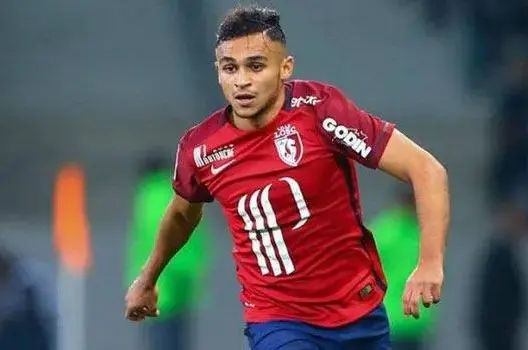 المغربي بوفال يقدم أداء جيدا مع فريقه في مباراة فاز بها أرسنال