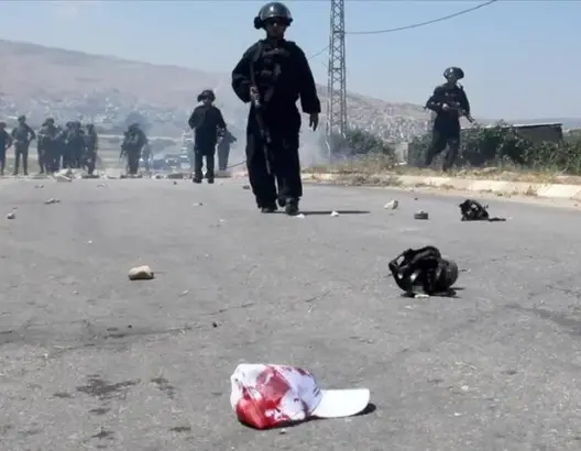 “إسرائيل” تعدم شابا فلسطينيا وتصيب العشرات بالرصاص في الضفة