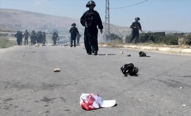 “إسرائيل” تعدم شابا فلسطينيا وتصيب العشرات بالرصاص في الضفة