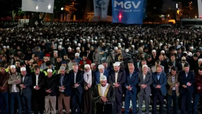 في ذكرى “فتح القسطنطينية” .. أتراك يصلّون الفجر بساحة “آيا صوفيا”