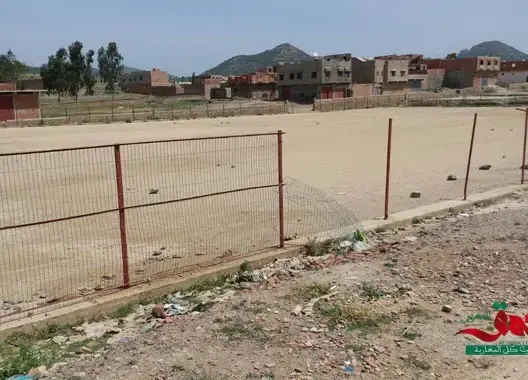في خنيفرة .. ملعب أُصلح بملايين السنتيمات يتحول إلى مربط للحمير