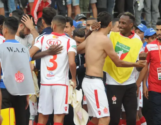 هكذا احتفل لاعبو الوداد مع أنصار الفريق بلقب البطولة (فيديو)