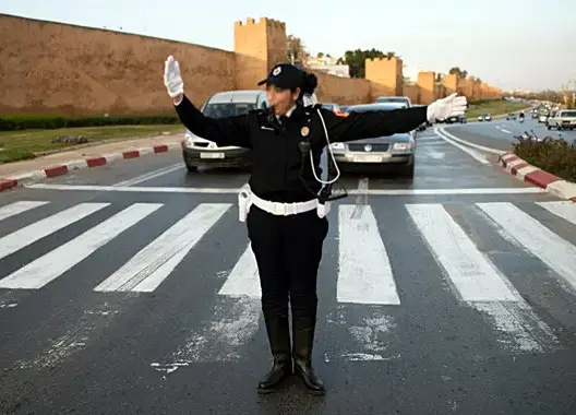 الإرهاق يتسبب في إغماء شرطية بأحد شوراع الرباط (فيديو)