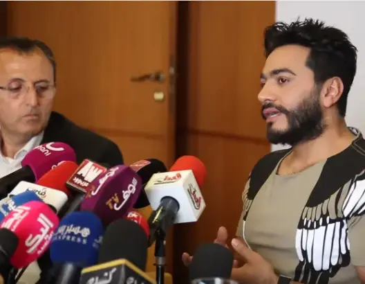 تامر حسني للطلبة والتلاميذ: اهتموا بامتحاناتكم بدل موازين (فيديو)