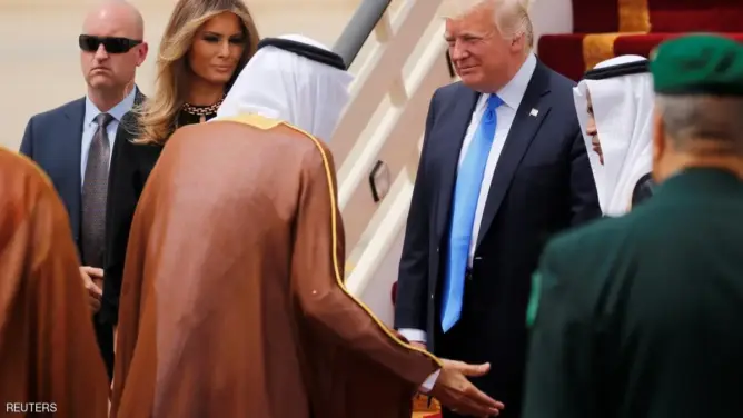 العاهل السعودي يستقبل ترامب في أول زيارة له للرياض
