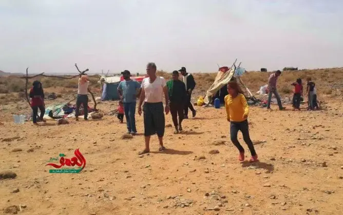 سوريون عالقون على الحدود بدون ماء منذ 4 أيام والرياح تقتلع خيامهم (فيديو)