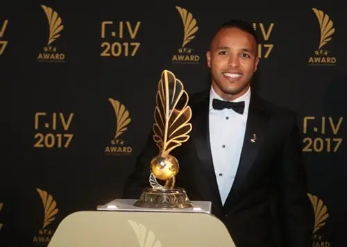 المغربي يوسف العربي يتسلم جائزة هداف دوري نجوم قطر (فيديو)