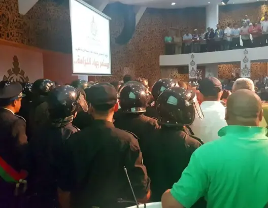 الأمن يقتحم مؤتمر نقابة الاستقلال.. وشباط: نموت ولن نخرج من القاعة (فيديو)