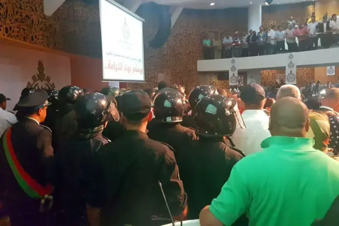 الأمن يقتحم مؤتمر نقابة الاستقلال.. وشباط: نموت ولن نخرج من القاعة (فيديو)