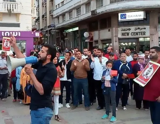 متظاهرون بطنجة يطالبون بإنصاف شباب الفيسبوك ويناشدون الملك التدخل
