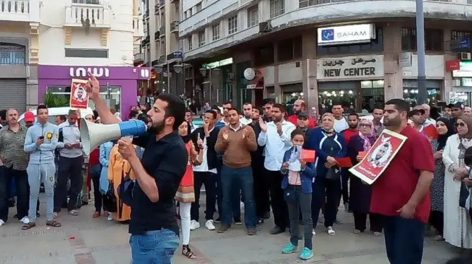 متظاهرون بطنجة يطالبون بإنصاف شباب الفيسبوك ويناشدون الملك التدخل