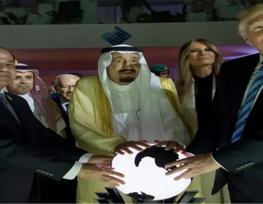 ما سر الكرة التي أمسكها الملك سلمان وترامب والسيسي؟
