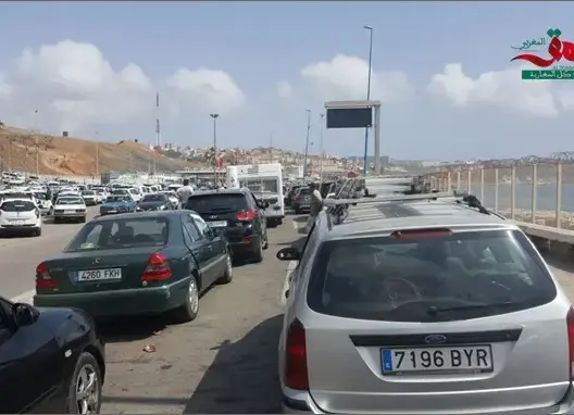 غضب وسط مهاجرين مغاربة بعد “احتجازهم” لساعات بمعبر سبتة