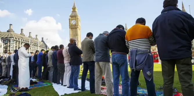 علماء الفيسبوك يسخرون من الأئمة في رمضان