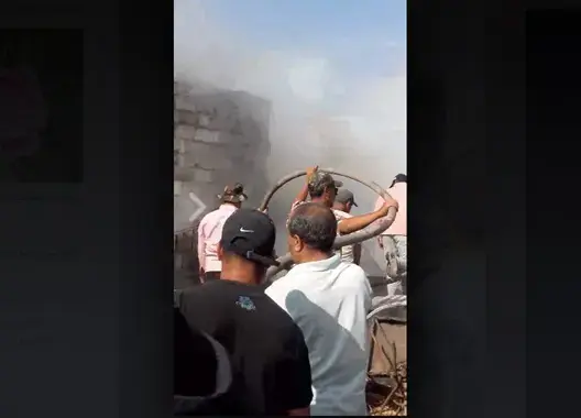 بعد طنجة .. حريق مهول يشب بسوق المتلاشيات بإنزكان (فيديو)