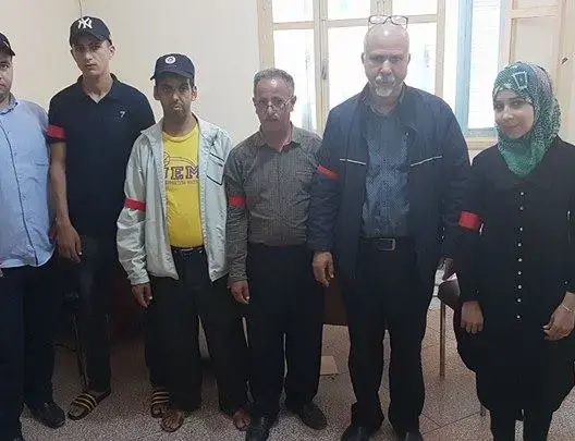 موظفو مراكز تسجيل السيارات يحتجون بحمل الشارات الحمراء
