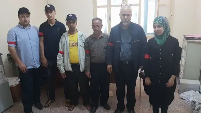موظفو مراكز تسجيل السيارات يحتجون بحمل الشارات الحمراء
