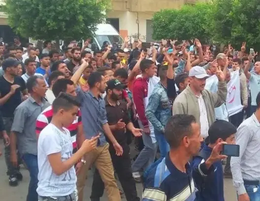 رغم نفي الصحة مسؤوليتها.. احتجاجات عارمة بتاوجطات بعد وفاة طفل (فيديو)