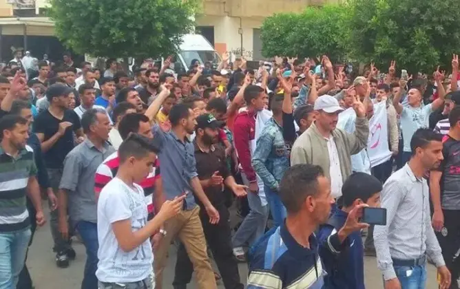 رغم نفي الصحة مسؤوليتها.. احتجاجات عارمة بتاوجطات بعد وفاة طفل (فيديو)