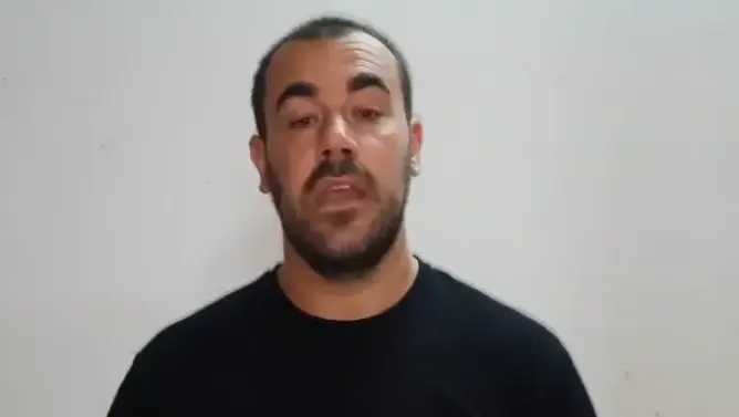 الزفزافي يدعو للحفاظ على سلمية الحراك ويناشد التجار إغلاق محلاتهم (فيديو)