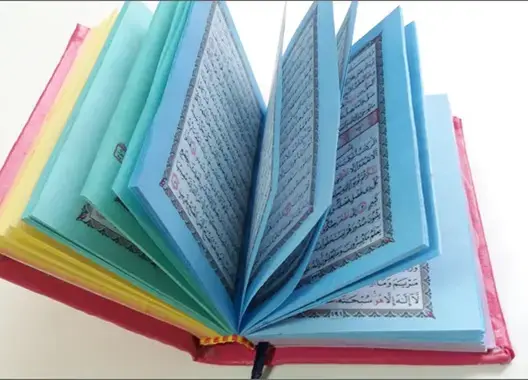 مصاحف قرآنية تحمل أعلام المثلية الجنسية تُعرض في أسواق الرباط (صور)