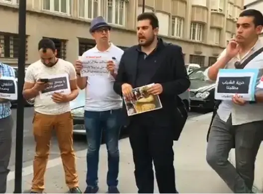 قضية معتقلي الفيسبوك تصل فرنسا ونشطاء يحتجون بباريس (فيديو)