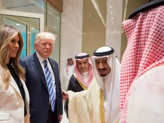 ترامب يغرد منتشيا: عدت بمئات المليارات من الشرق الأوسط!