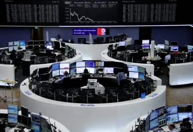 أسهم أوروبا تبدأ الأسبوع على انخفاض وقطاع البنوك يتراجع