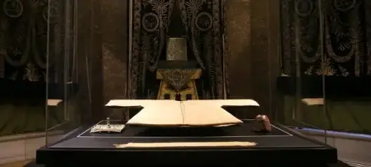 مسجد بإسطنبول يفتح أبوابه لرؤية “بردة” النبي محمد