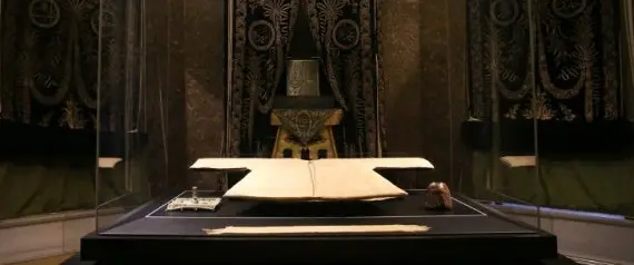 مسجد بإسطنبول يفتح أبوابه لرؤية “بردة” النبي محمد