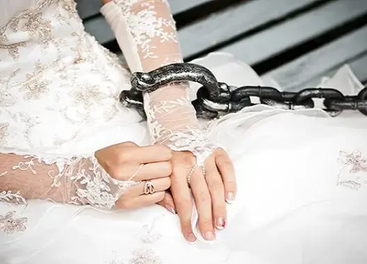 عروسان يمضيان ليلة الزفاف في السجن