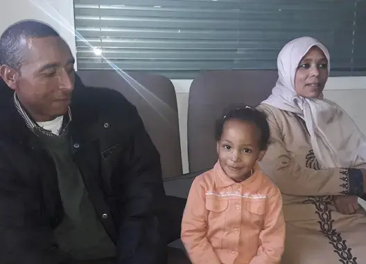زينب سالمي .. طفلة تستعيد السمع بفضل نداء على “اليوتيوب”