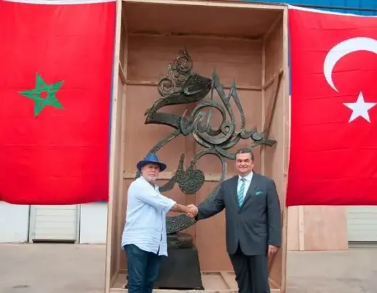 نحات بالبيضاء يهدي أردوغان هدية ضخمة والسفير التركي يتسلمها (صورة)