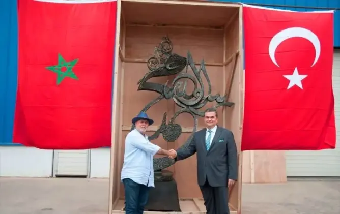 نحات بالبيضاء يهدي أردوغان هدية ضخمة والسفير التركي يتسلمها (صورة)