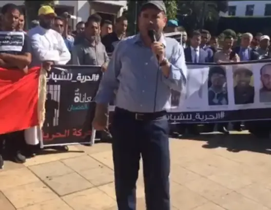 محتجون بالرباط يطالبون بالإفراج عن معتقلي الفيسبوك ونشطاء الريف (فيديو)