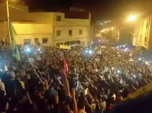 في وقفة حاشدة.. والد الزفزافي يوجه رسائل للدولة وللمتظاهرين (فيديو)