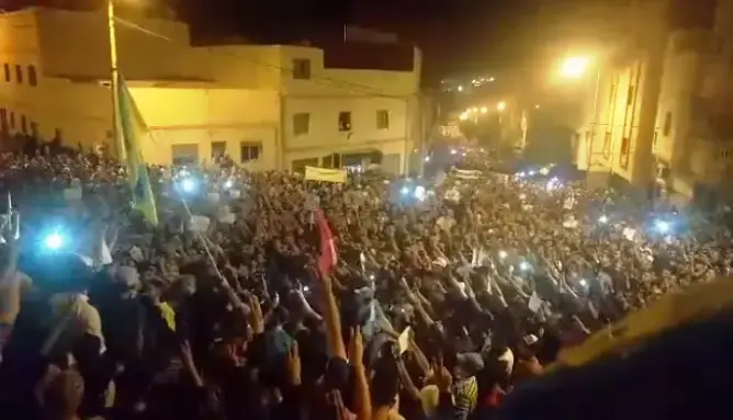 في وقفة حاشدة.. والد الزفزافي يوجه رسائل للدولة وللمتظاهرين (فيديو)