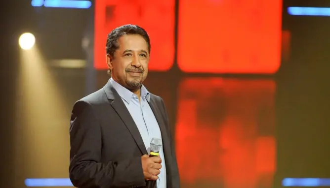 محمد فؤاد يكذِّب الشاب خالد عن أغنية الملك محمد السادس
