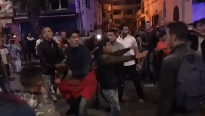 تدافع بين متظاهرين متضامنين مع الحسيمة ومعارضين لهم بالجديدة (فيديو)