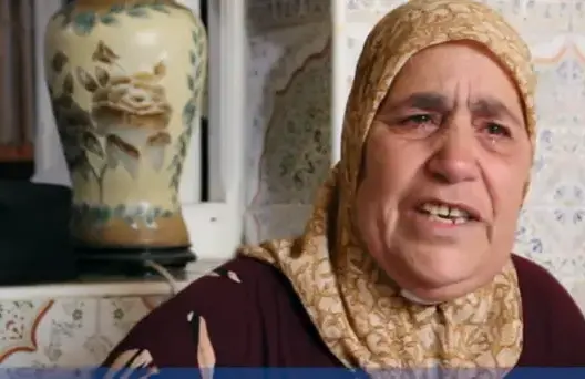 والدة الزفزافي تحكي تفاصيل اقتحام الأمن لمنزلها وتطالب الملك التدخل