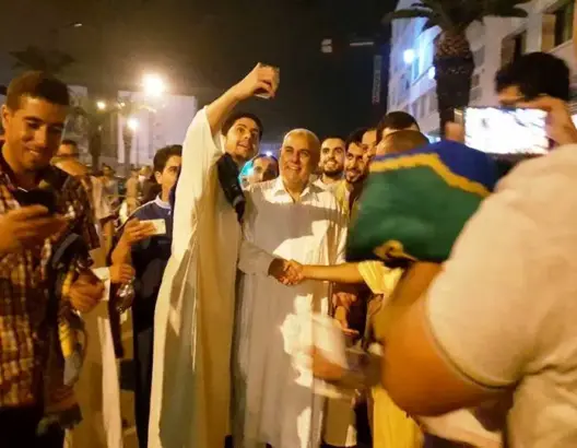 بعد ظهوره عند الحلاق.. مصلون يلتقطون صورا مع بنكيران بعد التراويح (صور)