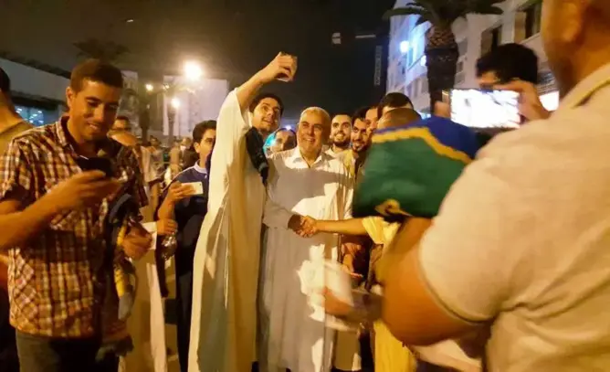 بعد ظهوره عند الحلاق.. مصلون يلتقطون صورا مع بنكيران بعد التراويح (صور)
