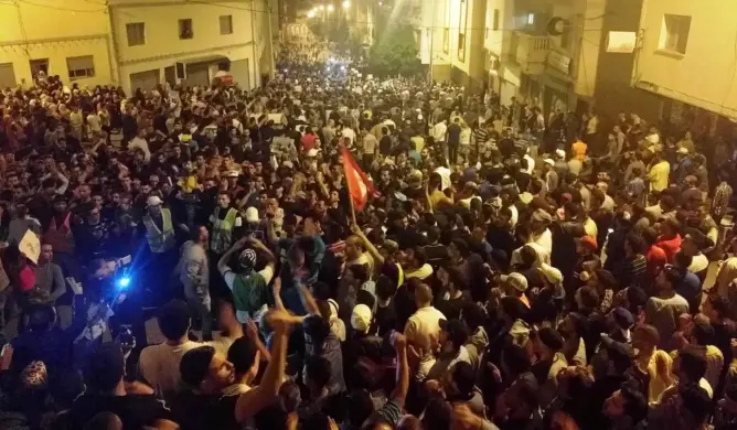 الآلاف يخرجون بالحسيمة وينظفون الشوارع بعد انتهاء الوقفة (فيديو)