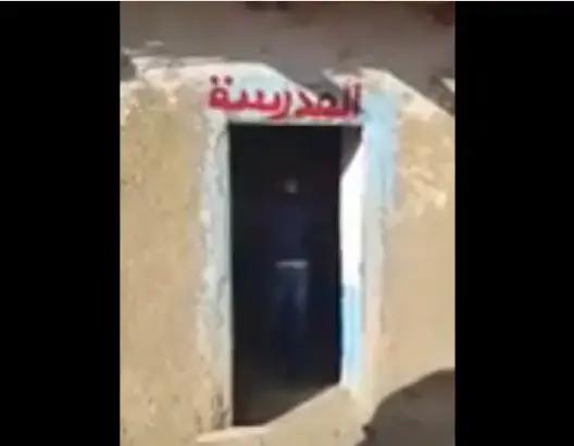 تلاميذ بمنطقة نائية بخنيفرة يدرسون في إسطبل للدواب