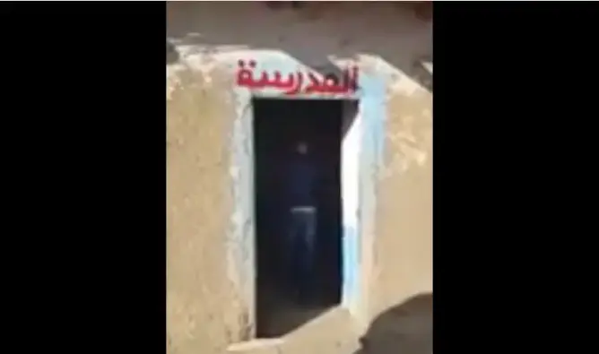 تلاميذ بمنطقة نائية بخنيفرة يدرسون في إسطبل للدواب