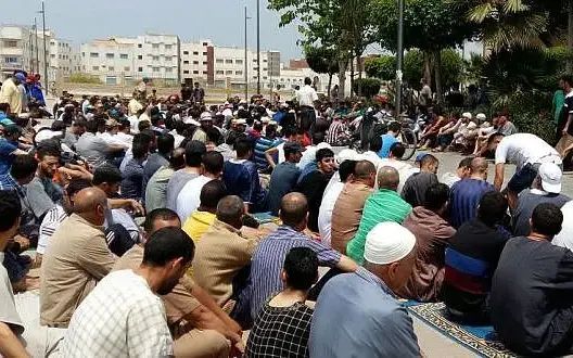سابقة.. مصلون بإمزورن يقاطعون المسجد ويؤدون صلاة الجمعة بالشارع (فيديو)