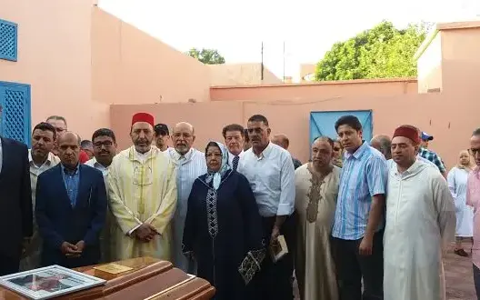 مسؤولون بمراكش يودعون كويتيسولو قبل نقله إلى العرائش لدفنه