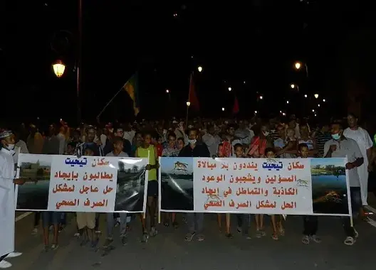 “الصرف الصحي” يُخرج سكان حي بتنغير في مسيرة احتجاجية (فيديو)