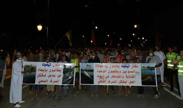 “الصرف الصحي” يُخرج سكان حي بتنغير في مسيرة احتجاجية (فيديو)