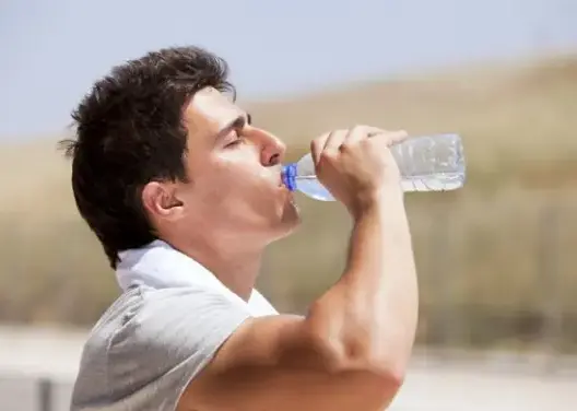 خبير تغذية يقدم نصائح للمغاربة لتجنب جفاف الجسم في الصيف